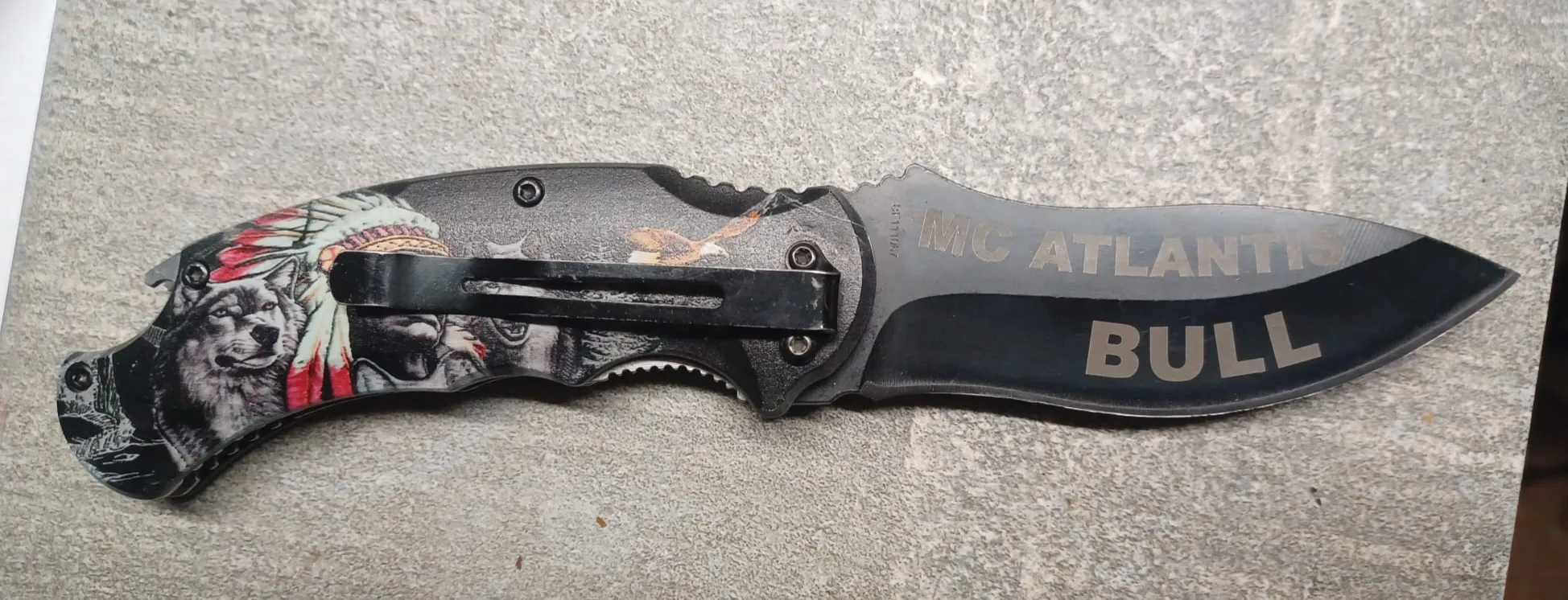 Personalisiertes Taschenmesser mit MC Atlantis Gravur auf schwarzer Klinge