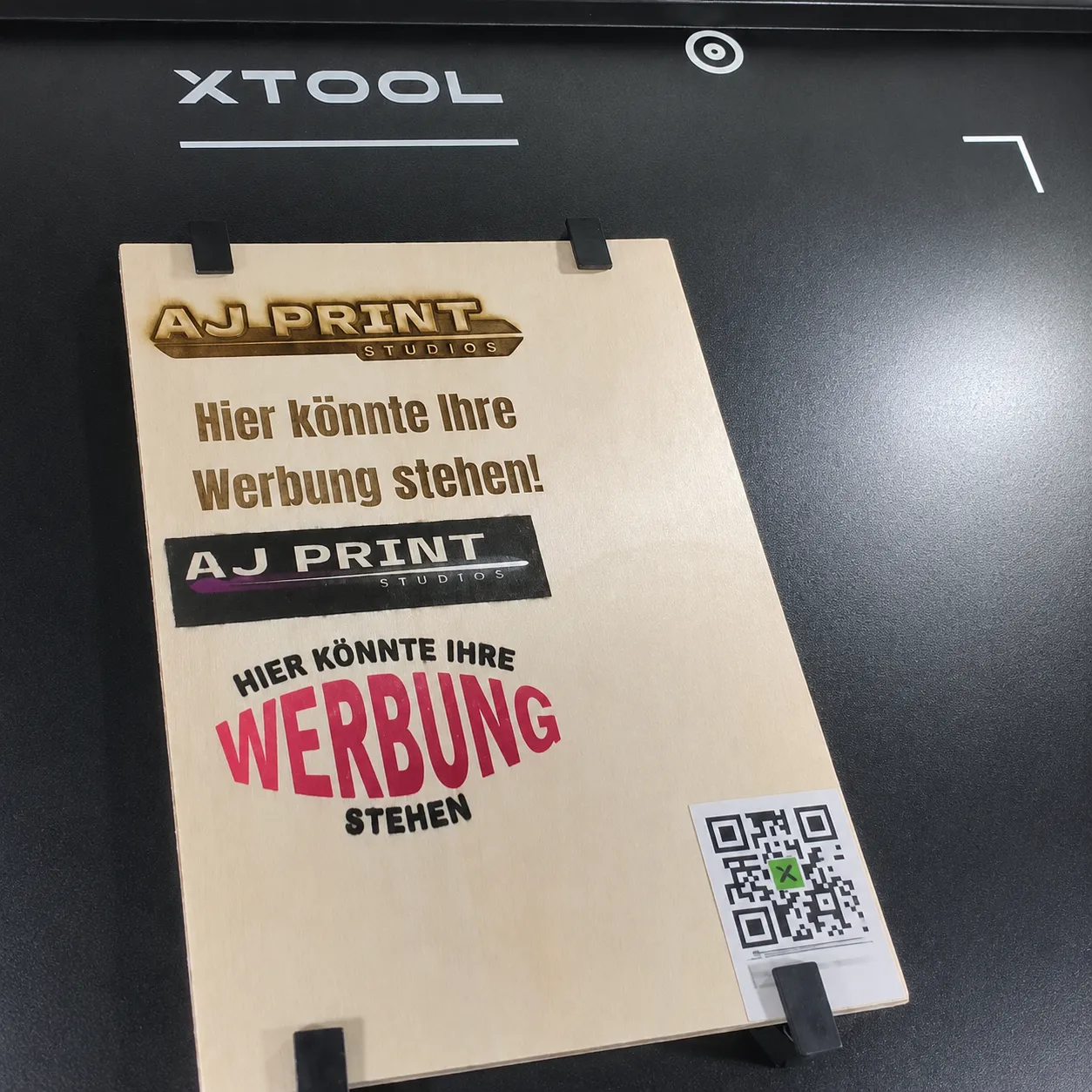 Erster Farbdruck mit dem xTool M2 auf einer Holzplatte