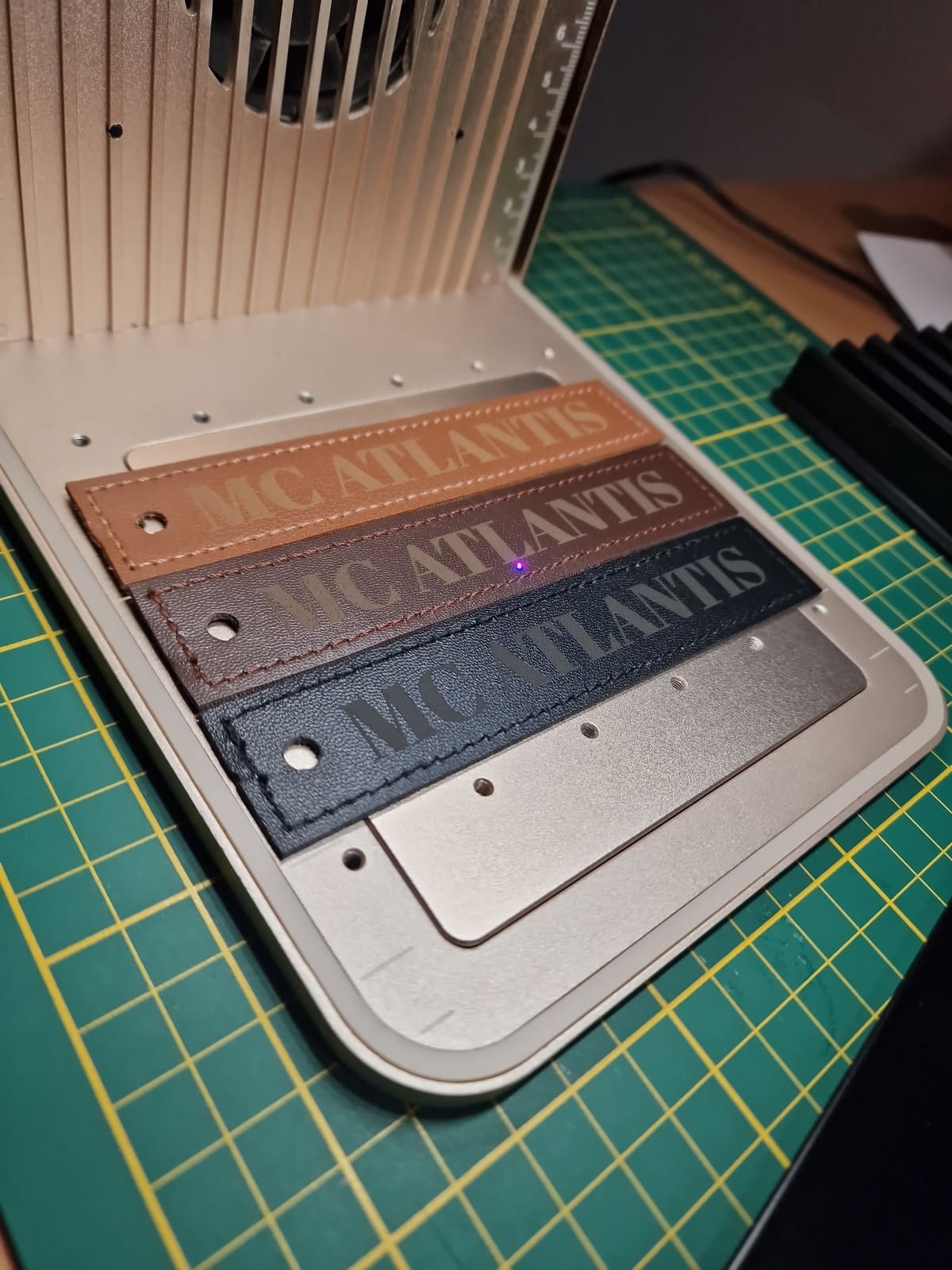 Leder-Patches direkt nach der Gravur