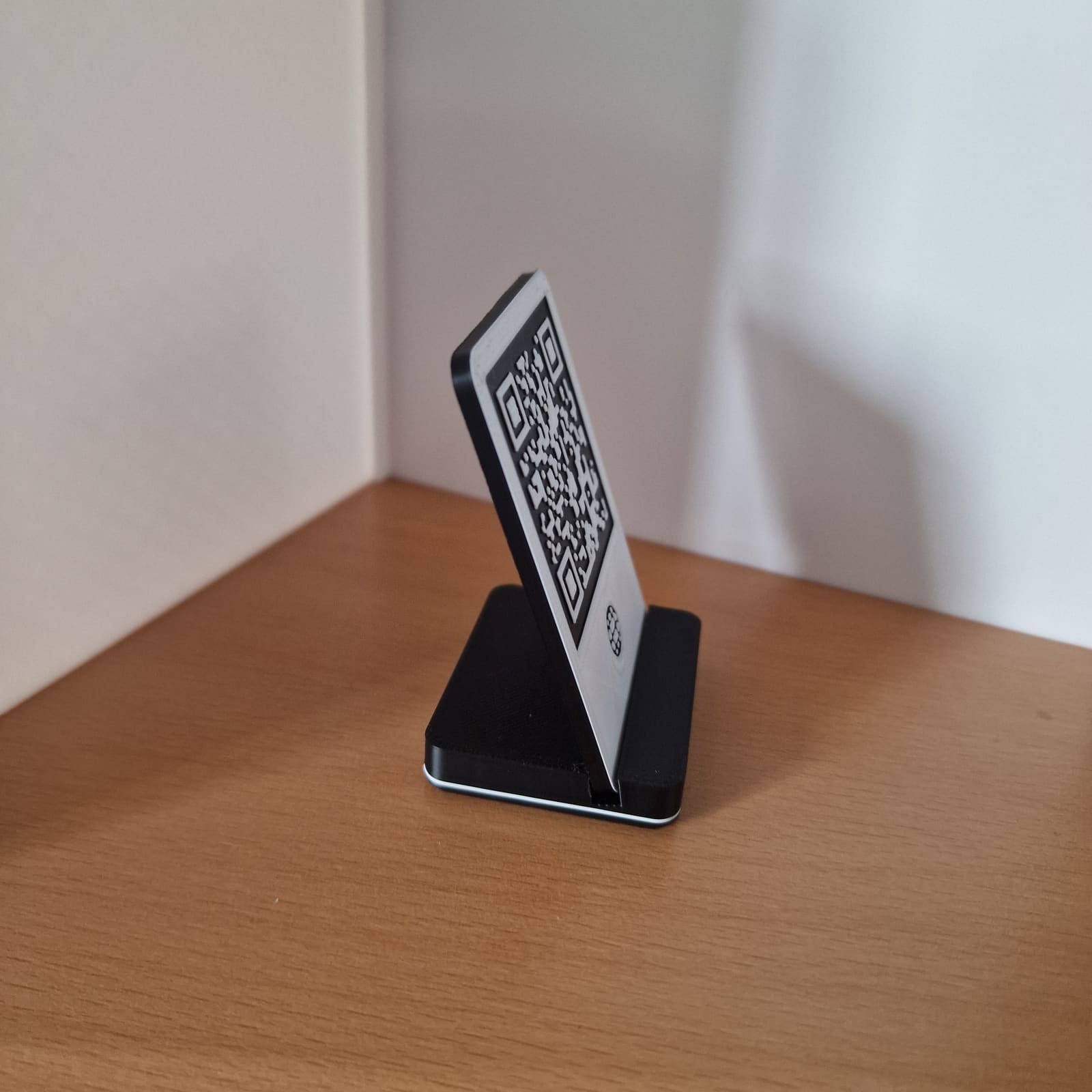 3D-gedruckter Aufsteller mit QR-Code-Karte