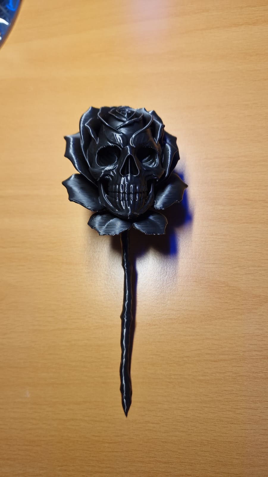 Schwarzer 3D-Druck einer Totenkopf-Rose