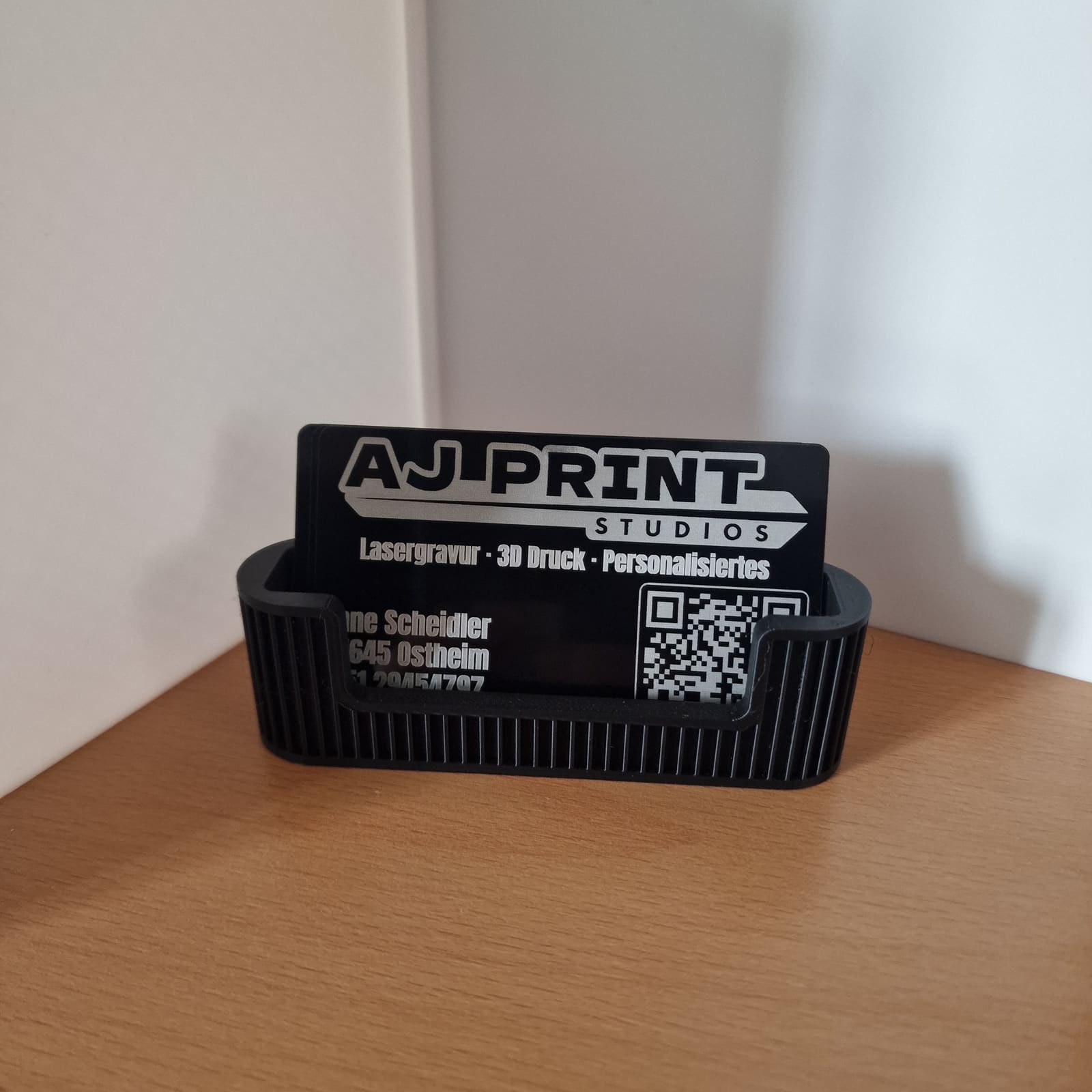 Lasergravierte Aluminium-Visitenkarte in 3D-gedrucktem Halter