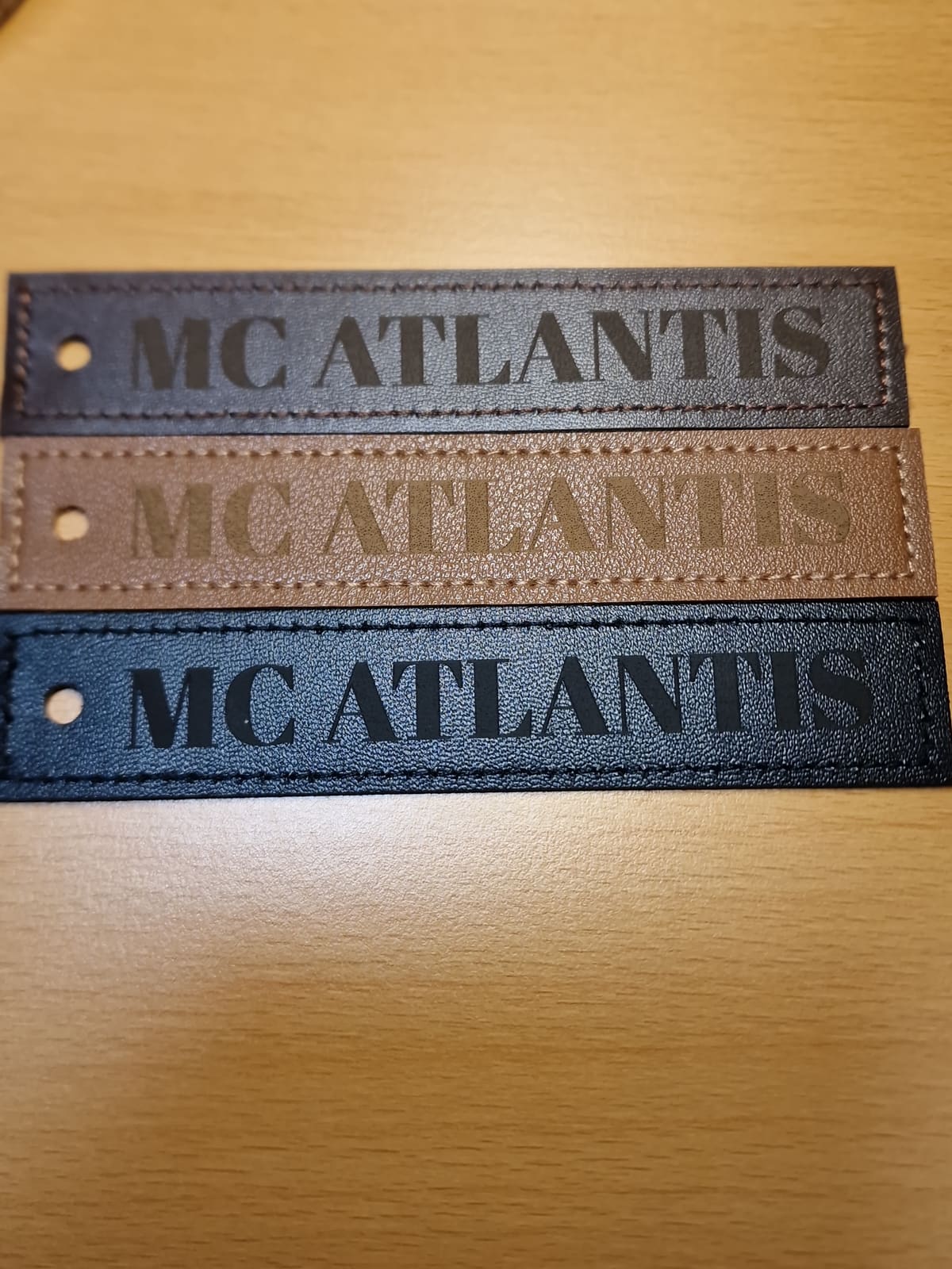 Lasergravierte Lederbänder mit MC Atlantis Schriftzug