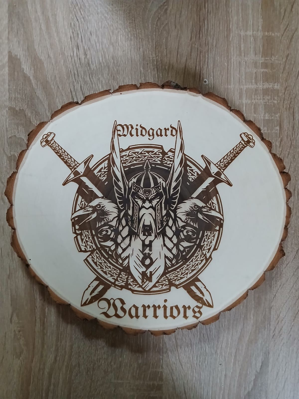 Lasergravierte Holzscheibe mit Wikinger-Motiv