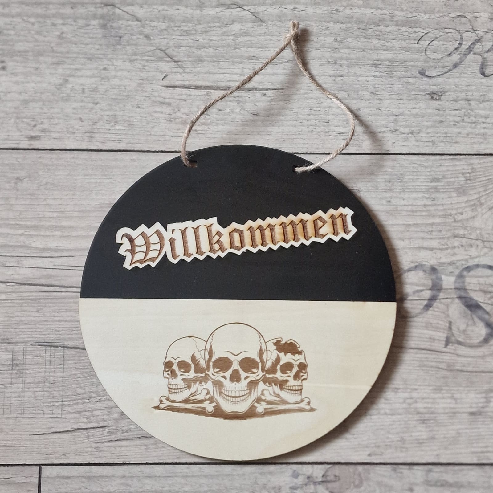 Lasergraviertes Willkommens-Schild mit Totenkopf-Motiv